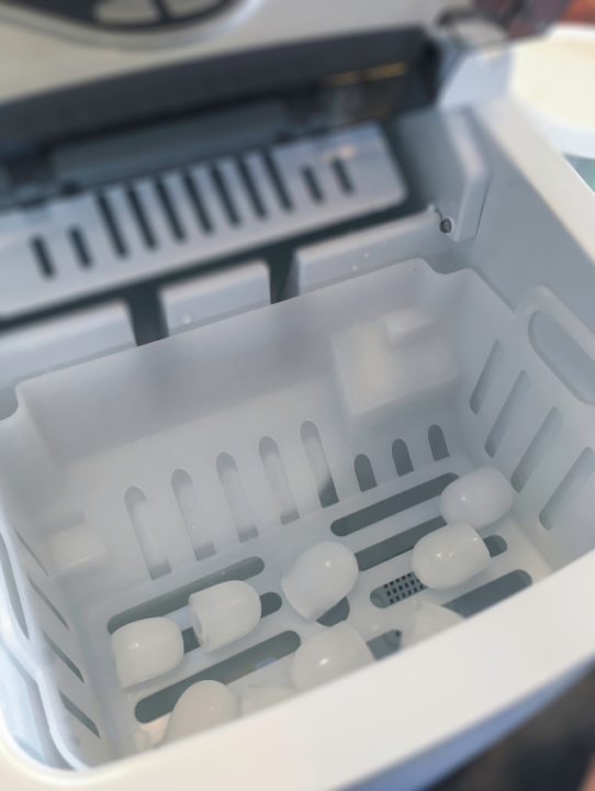 how does a portable ice maker work
